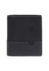 Schwarze Geldbörse mit einer strukturierten Stoffoberfläche und einer glatten Lederbasis. Sie hat ein schlichtes Design mit einem Ausschnitt für den Karten-Zugang. Logo sichtbar.