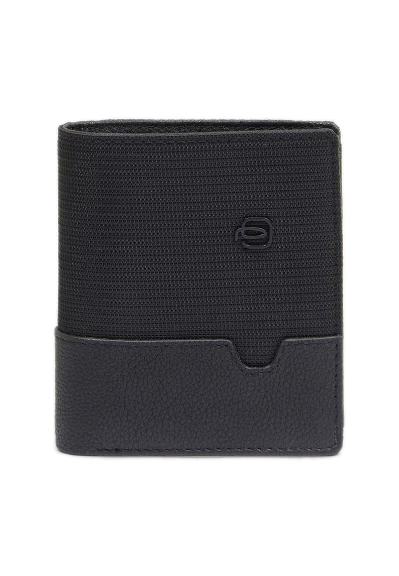 Schwarze Geldbörse mit einer strukturierten Stoffoberfläche und einer glatten Lederbasis. Sie hat ein schlichtes Design mit einem Ausschnitt für den Karten-Zugang. Logo sichtbar.