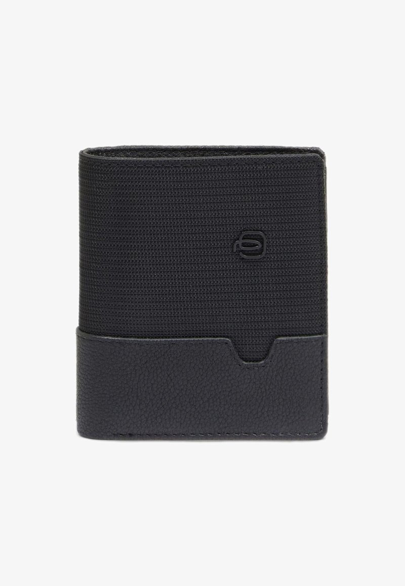 Schwarze Geldbörse mit einer strukturierten Stoffoberfläche und einer glatten Lederbasis. Sie hat ein schlichtes Design mit einem Ausschnitt für den Karten-Zugang. Logo sichtbar.