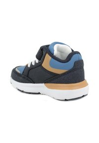 Sneaker sportivo blu e navy con tomaia testurizzata, lacci bianchi e un accento marrone a contrasto. Suola in gomma leggera per una buona aderenza.