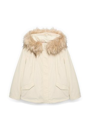 Krémově zbarvená parka s kapucí s umělým kožíškem. Má přední zip, dvě boční kapsy a uvolněný střih s prošíváním na rukávech.