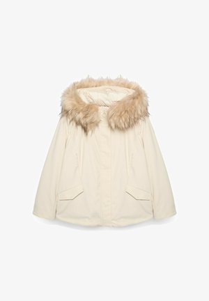 Parka color crema con cappuccio in ecopelliccia. Presenta una chiusura frontale con zip, due tasche laterali e una forma ampia con dettagli cuciti sulle maniche.
