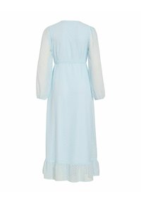 Robe midi bleu clair avec manches longues transparentes, taille élastique, texture à pois et ourlet à volants, vue de dos sur fond blanc.