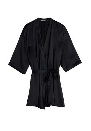 Robe en satin noir avec de larges manches, un décolleté en V profond et une ceinture assortie. Texture lisse, longueur genou, design minimaliste.