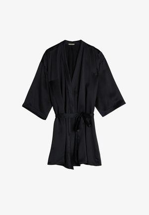 Sort satinbadekappe med brede ærmer, dyb V-hals og et matchende bælte. Glat tekstur, knælængde, minimalistisk design.