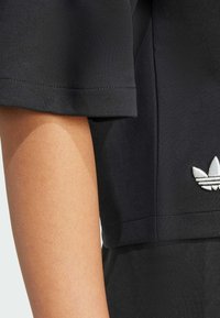 adidas Originals NEUCLASSICS - Triko s potiskem - black   cloud white