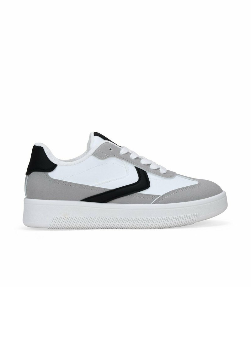 Sneaker atletici, superiore sintetico grigio, bianco e nero, chiusura con lacci, suola in gomma testurizzata, colletto imbottito e accenti laterali a contrasto.