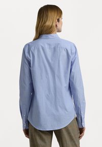 Lauren Ralph Lauren CLASSIC FIT COTTON SHIRT - Bluza z gumbi - classic medium blue