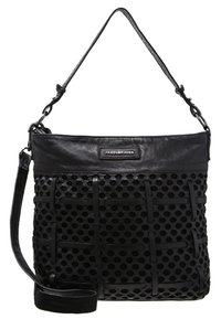 Musta nahkainen käsilaukku, jossa on rei'itetty kuvio vaakasuorilla ja pystysuorilla nauhoilla, yksi olkahihna ja logopläkki.