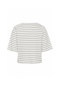 Fehér cropped top fekete vízszintes csíkokkal. Rövid ujjaival és fodros szegélyével rendelkezik. Könnyű, texturált anyagból készült.