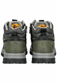 Botas de senderismo verdes con parte superior de cuero y malla, cuello acolchado, acentos grises y suela de goma con profundas huellas para tracción.