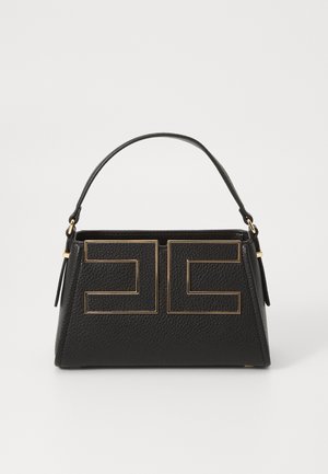 Sac à main en cuir noir au design structuré, avec des accents métalliques géométriques en or et une poignée supérieure. La surface texturée ajoute de la profondeur.
