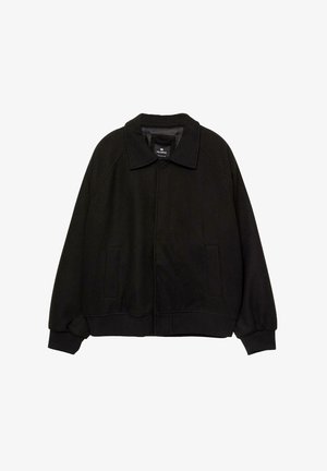 Schwarze leichte Jacke mit Kragen, frontaler Knopfleiste, Seitentaschen sowie gerippten Bündchen und Saum. Glatte Textur und entspannte Passform.