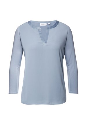 Lichtblauwe blouse met lange mouwen en een V-hals, met een gladde textuur en een contrasterende satijnen rand rond de halslijn.