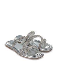 Sandali slide argento con tre cinturini decorati con strass. Superficie metallica liscia, punta quadrata e suola bassa in gomma.