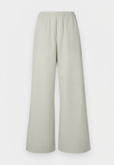 Pantalon large vert clair avec une taille élastique, en tissu texturé, sans éléments métalliques visibles ni motifs.