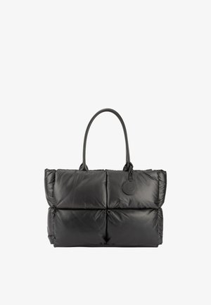 Sort puffer tote bag med et quiltet design, glat tekstur, dobbelte hanke og et rundt logo tag vedhæftet. Enkelt og funktionelt design.