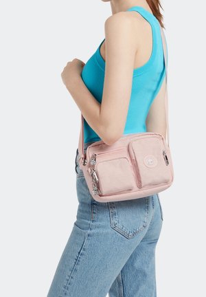 Ljusrosa axelremsväska i texturerat tyg med två framfickor med dragkedja och en cirkulär logotyp. Justerbar rem och detaljer i silver.
