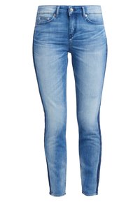 Jeans ajustados de mezclilla azul claro, con un contraste de lavado claro y oscuro a lo largo de los lados, con un diseño clásico de cinco bolsillos y cierre de botón.