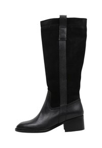 Botas negras hasta la rodilla que combinan cuero liso y ante texturizado, con un tacón cuadrado y paneles laterales para un mejor ajuste.
