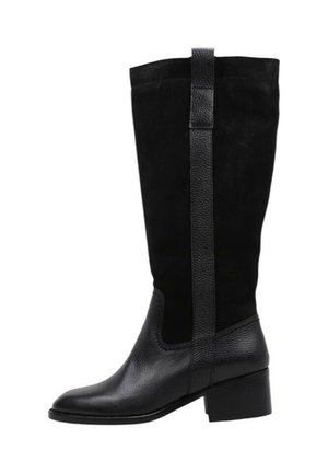 Botas negras hasta la rodilla que combinan cuero liso y ante texturizado, con un tacón cuadrado y paneles laterales para un mejor ajuste.