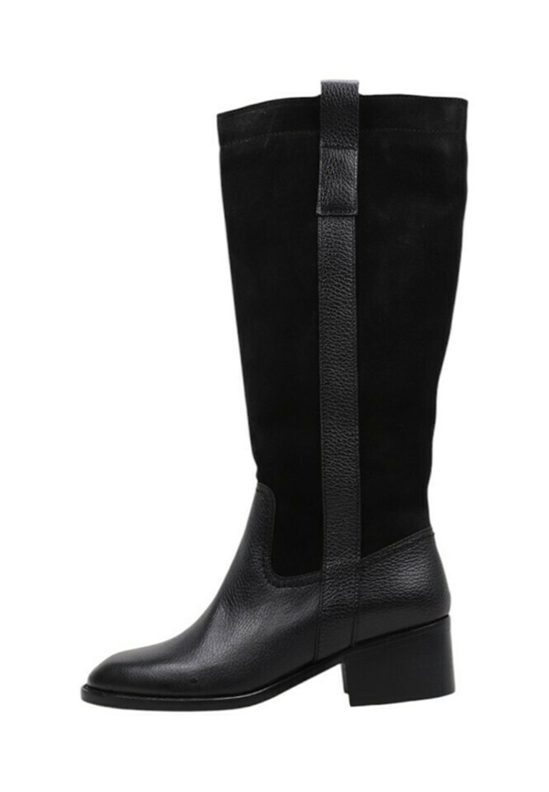 Botas negras hasta la rodilla que combinan cuero liso y ante texturizado, con un tacón cuadrado y paneles laterales para un mejor ajuste.