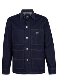 Mørkeblå denimjakke med knaplukning, to forlommer og kontrastsy. Har krave og mærke på brystet.