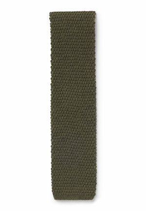 Gestrickte olivgrüne Krawatte mit strukturiertem Muster, geraden Kanten und schmaler Breite, auf weißem Hintergrund dargestellt.