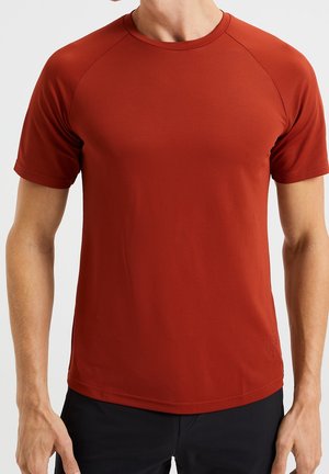 Czerwony sportowy t-shirt wykonany z elastycznej tkaniny. Ma krótkie rękawy, okrągły dekolt oraz raglanowy krój rękawów zapewniający swobodę ruchów.