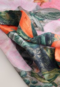 Kleurrijke stof met bloemmotieven in groen, oranje en roze. Zachte textuur met een losse, vloeiende val en gelaagd uiterlijk.