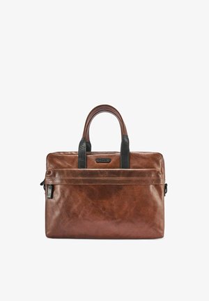 Brązowa skórzana teczka z czarnymi uchwytami, przednią kieszenią na suwak i tłoczoną tabliczką z logo, przedstawiona na białym tle.