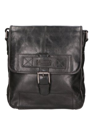 Borsa a spalla in pelle nera con pattina, dotata di una fibbia metallica e di dettagli cuciti, forma rettangolare e superficie testurizzata.