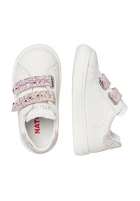 Bílé dětské tenisky se dvěma třpytivými růžovými suchými zipy, s texturovanou boční částí a hladkým koženým povrchem.