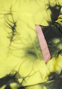 Karl Kani RETRO TIE DYE HOODIE UNISEX - Camisola - yellow