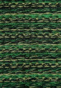 Texturovaná tkanina se různými odstíny zelené, s tmavými černými akcenty a zlatými nitěmi, tvořící horizontálně pruhovaný vzor.