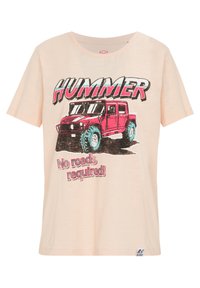 Licht perzikkleurig T-shirt met korte mouwen van zachte stof, met een grafisch ontwerp van een roze Hummer en tekst die luidt: "Geen wegen nodig!"
