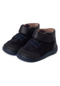 Zapatos para bebés de color azul marino en un diseño de caña alta, con parte superior de ante, suela de goma texturizada, correa ajustable y cordones en contraste.