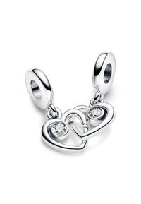 Charm in argento caratterizzato da due cuori intrecciate, ognuna decorata con un cristallo tondo, collegate da un elegante anello metallico con finitura lucida.