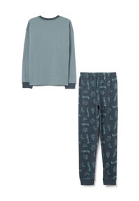 Top de manga larga azul claro con puños azul marino, combinado con pantalones de pijama gris oscuro con ilustraciones verdes de desayuno y banda elástica en la cintura.