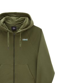 Sudadera con cremallera de color verde oliva, confeccionada en un tejido suave, con capucha, bolsillos delanteros y un pequeño logo de "VANS" en azul claro en el pecho.
