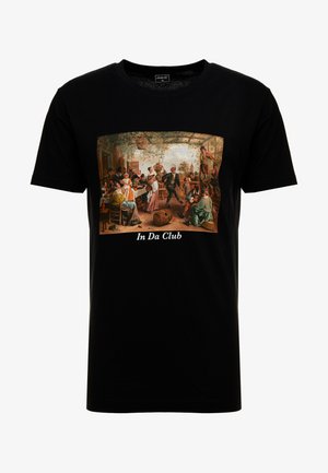 Schwarzes Baumwoll-T-Shirt mit einem bunten Vintage-Print einer geselligen Zusammenkunft, mit dem Text "In Da Club" unter dem Bild.