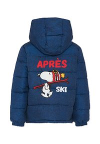 Giubbotto imbottito blu navy con cappuccio, caratterizzato da un personaggio dei cartoni animati che tiene degli sci e il testo "APRÈS SKI" in rosso. Tessuto trapuntato con texture.