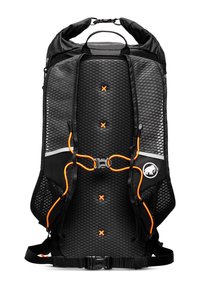 Mochila negra con un respaldo de malla, con detalles y correas en color naranja. Incluye una franja reflectante y hebillas ajustables para un ajuste seguro.