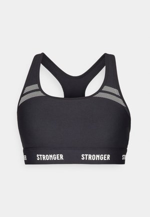 Černá sportovní podprsenka vyrobená z elastického materiálu, s designem na zadní straně ve stylu racerback, síťovými detaily a bílým logem "STRONGER" na pásku.