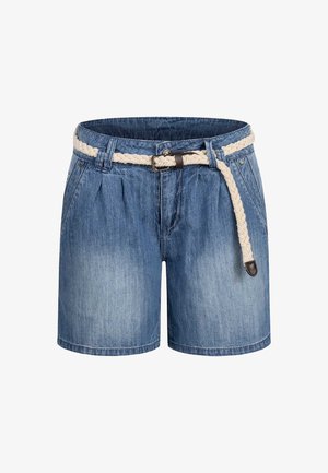 Denim shorts met een lichte blauwe wassing, voorzien van een gevlochten crèmekleurige riem en bruine leren accenten, gemaakt van zachte, gestructureerde stof.