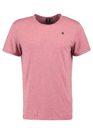 T-shirt z krótkim rękawem w melanżowym różowym kolorze, z okrągłym dekoltem, z małym logo na lewym obszarze klatki piersiowej. Miękki, lekki materiał.