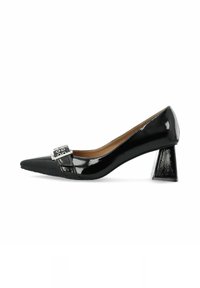 Zapato de charol negro con punta afilada, que presenta un acento de hebilla plateada y un tacón en bloque geométrico. Textura suave en toda la superficie.