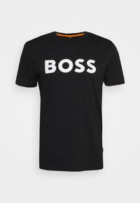 Schwarzes Baumwoll-T-Shirt mit einem großen weißen "BOSS"-Logo auf der Vorderseite, Rundhalsausschnitt und kurzen Ärmeln. Minimalistisches Design ohne zusätzliche Details.