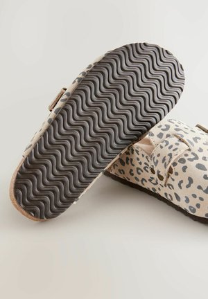 Sandal med leopardprint og en struktureret, bølget gummisål samt et justerbart strop. Fremstillet af bløde materialer i neutrale nuancer.