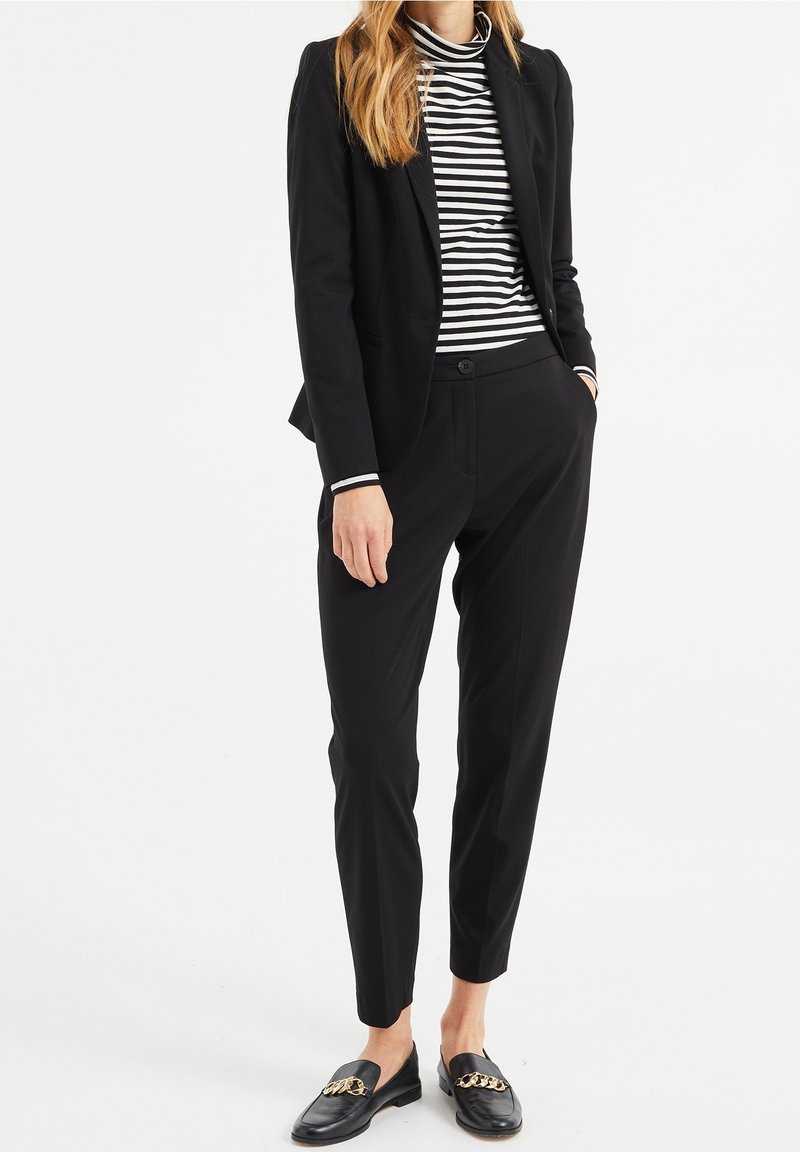 Blazer Black And White Striped Turtleneck Outfit WE Fashion Blazer